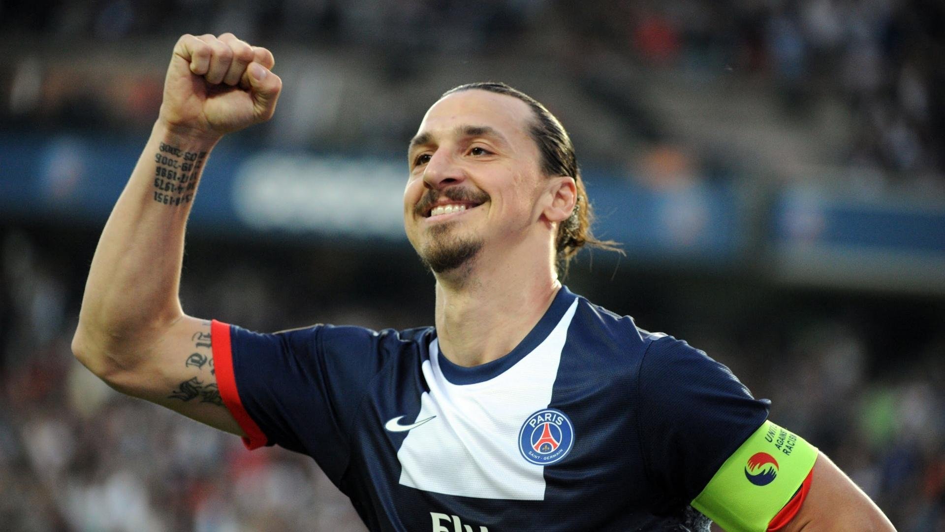 曼联内部视频记录更衣室温情瞬间，曼联的视频